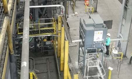 Accumuli di cemento su nastro trasportatore